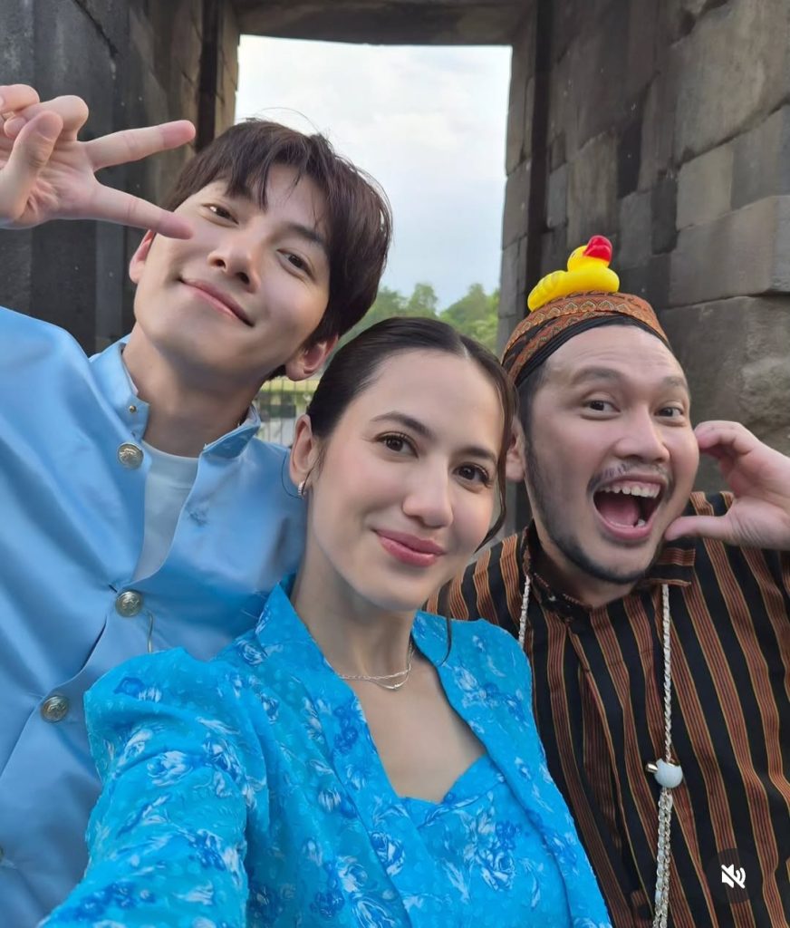 Bersama dengan Agung Karmalogy (Foto: Instagram/pevpearce)