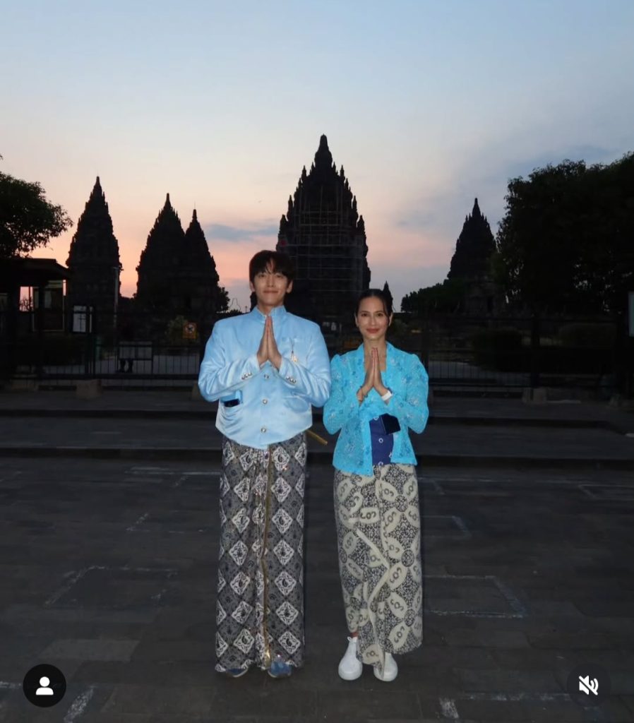 Pakai baju serasi di Candi Prambanan (Foto: Instagram/pevpearce)