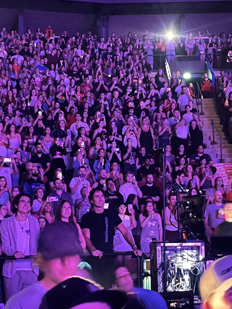 Saat nonton konser ‘The Lifetimes Tour’ (Foto: X/PopCrave)