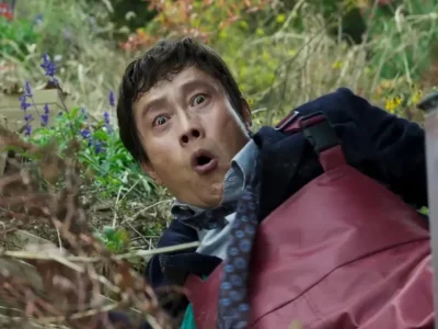 Lee Byung Hun di film ‘No Other Choice’ (Foto: YouTube/NEON)