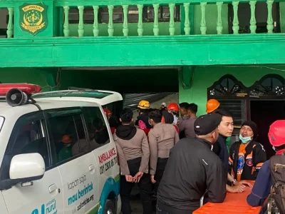 Proses evakuasi korban. Foto : Azharul Hakim/Nyata