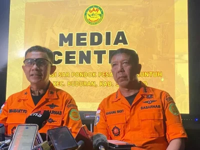 Direktur Pencarian dan Pertolongan Basarnas. Laksamana Pertama TNI Yudhi Bramantyo (kiri). Foto : Azharul Hakim/Nyata