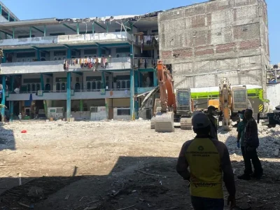 Bangunan ambruk kini rata dengan tanah. Foto : Azharul Hakim/Nyata