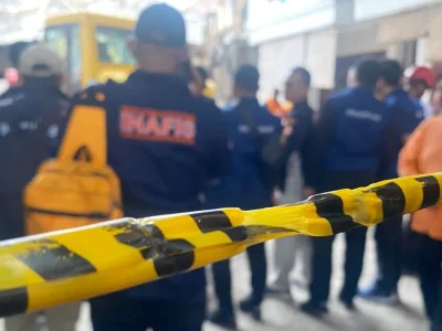 Garis polisi dipasang di area lokasi ambruknya bangunan ponpes Al Khoziny. Foto : Azharul Hakim/Nyata