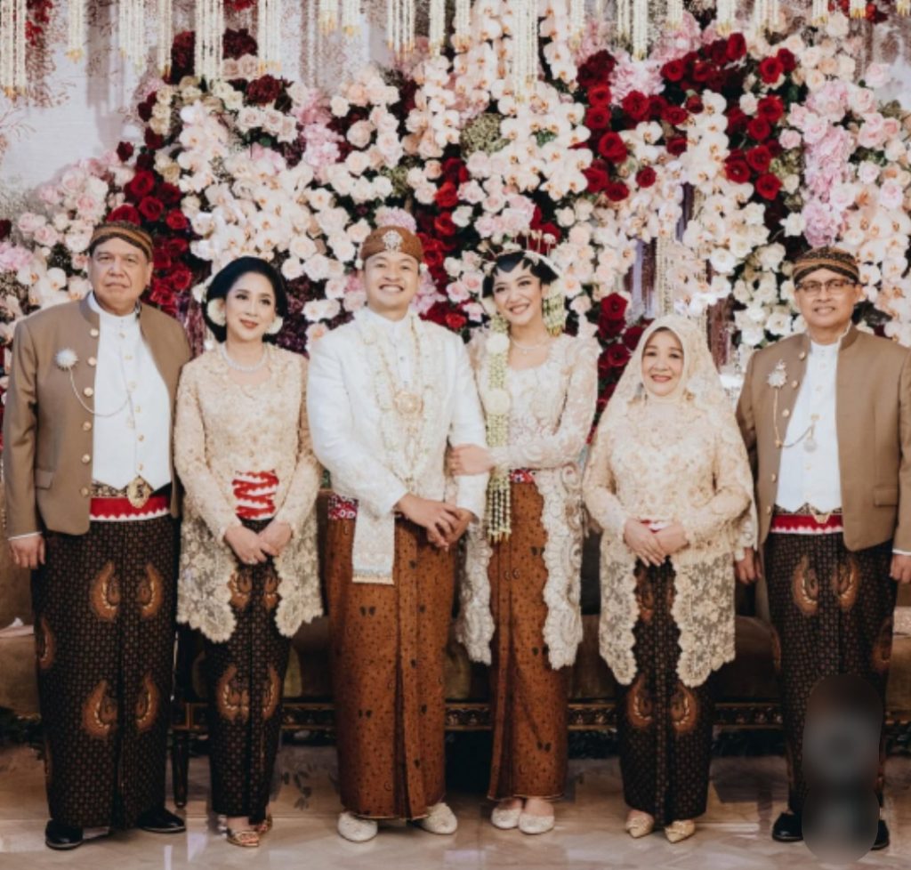 Salah satu potret pernikahan bersama keluarga (Foto: Instagram/riefinika_seserahan)