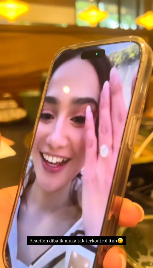 Ketika melakukan video call (Foto: Instagram/kesharatuliu05)