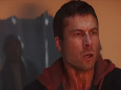 Glen Powell di film ‘The Running Man’ (Foto: YouTube/Paramount Pictures)