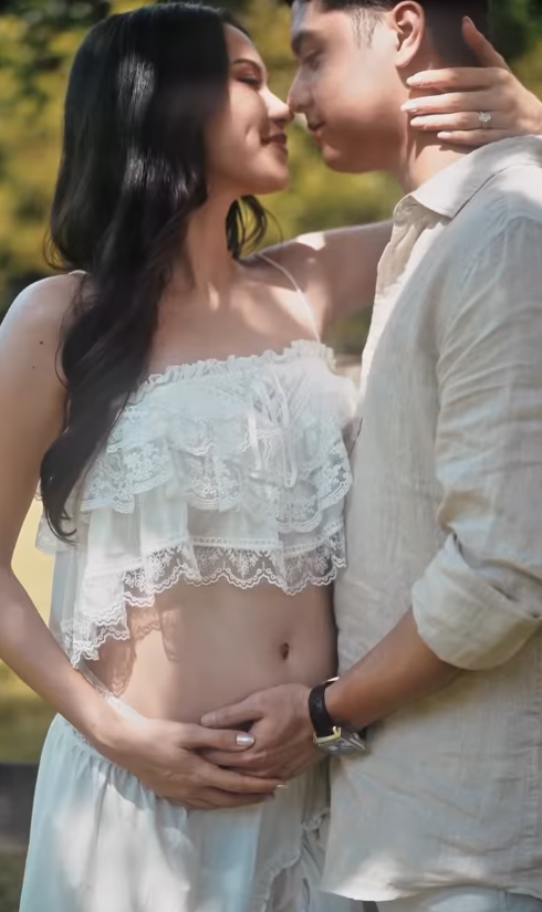 Alyssa Daguise memamerkan baby bump-nya. Foto: Dok. Instagram @alghazali7