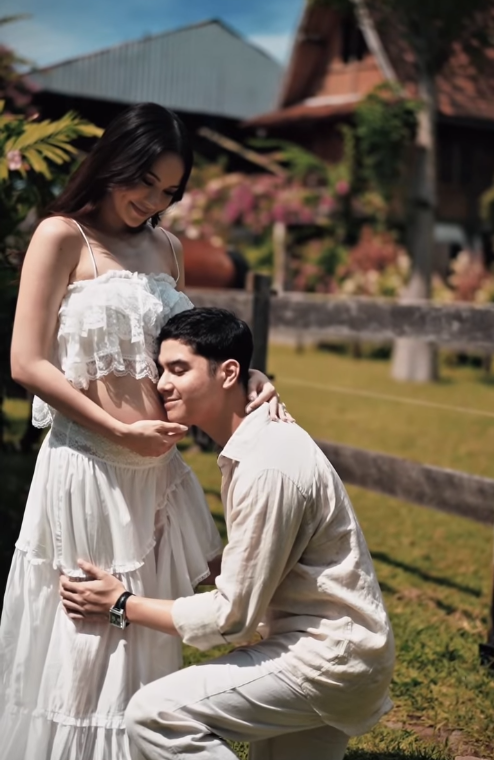 Alyssa Daguise dan Al Ghazali mengumumkan kehamilan pertama. Foto: Dok. Instagram @alghazali7
