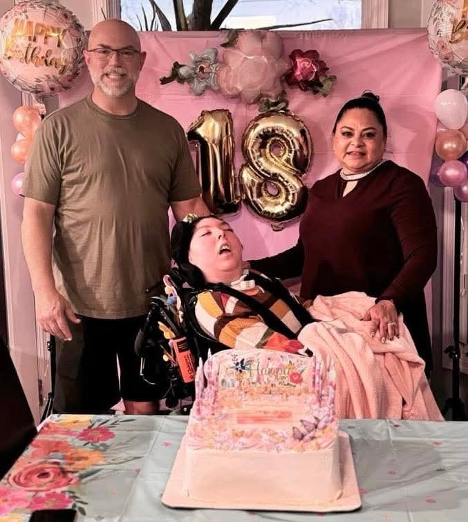 Alex semasa kecil bersam orangtuanya. Foto: Dok. Facebook/Yoldi Lorena Simpson