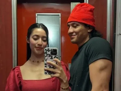 MASIH TELEPONAN: Ameera Khan dan Jefri Nichol. (Foto: Instagram/jefrinichol)