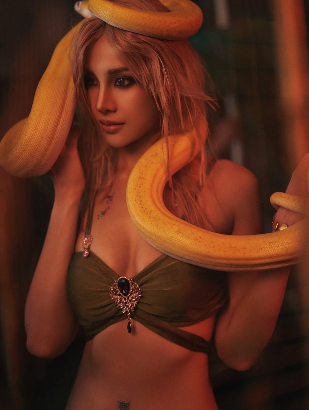 Anya tampak santai berpose dengan ular. Foto: Dok. Instagram @anyageraldine