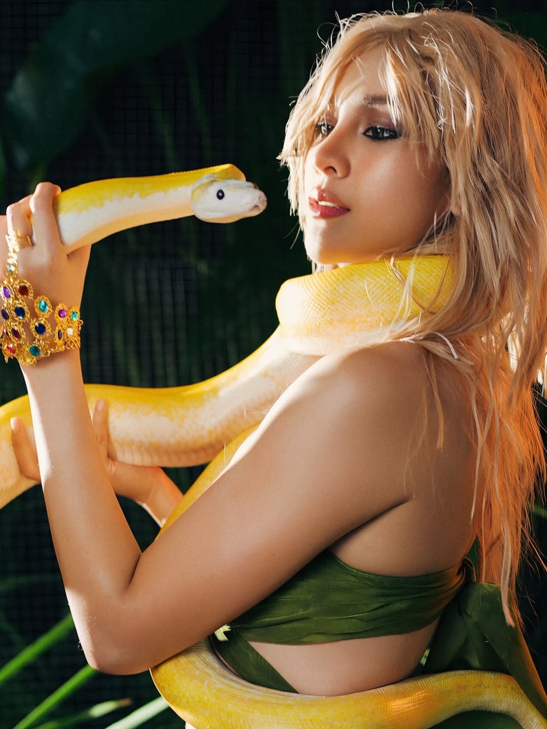 Anya berpose bareng ular. Foto: Dok. Instagram @anyageraldine