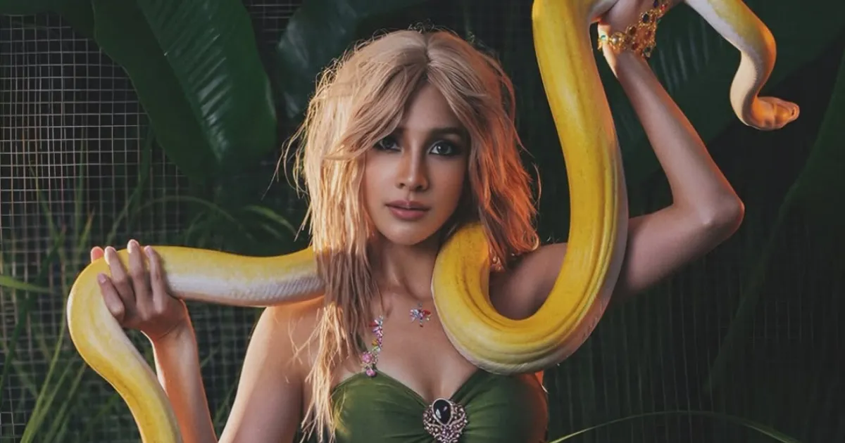 Pose Bareng Ular, Anya Geraldine Jadi Britney Spears untuk Halloween