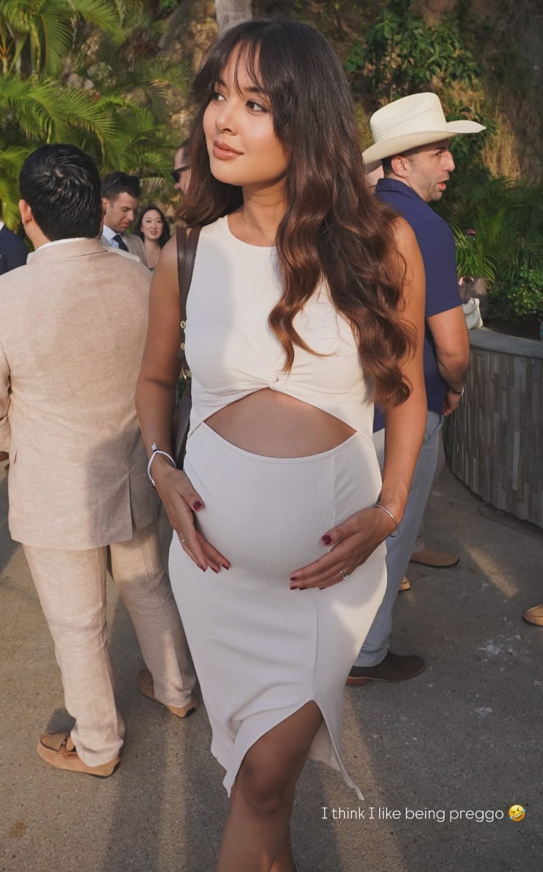 Aurelie Moeremans memamerka baby bump-nya. Foto: Dok. Instagram @aurelie