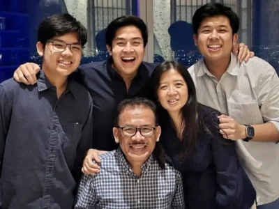 Ayah Jerome Polin bersama istri dan tiga anaknya. Foto: Dok. Instagram @jeromepolin