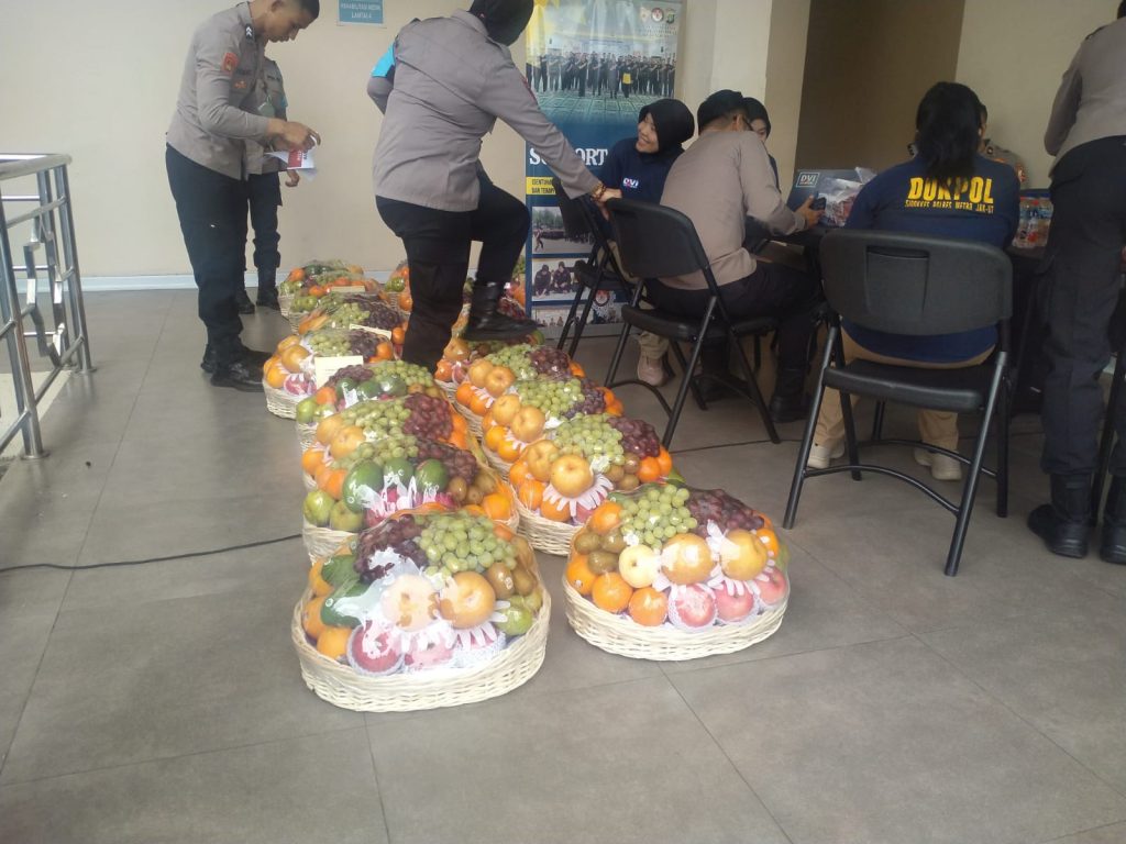 Bingkisan Buah untuk Korban ledakan SMAN 72 Jakarta yang masih dirawat di Rumah Sakit Islam. (Foto: Bayu/Nyata)