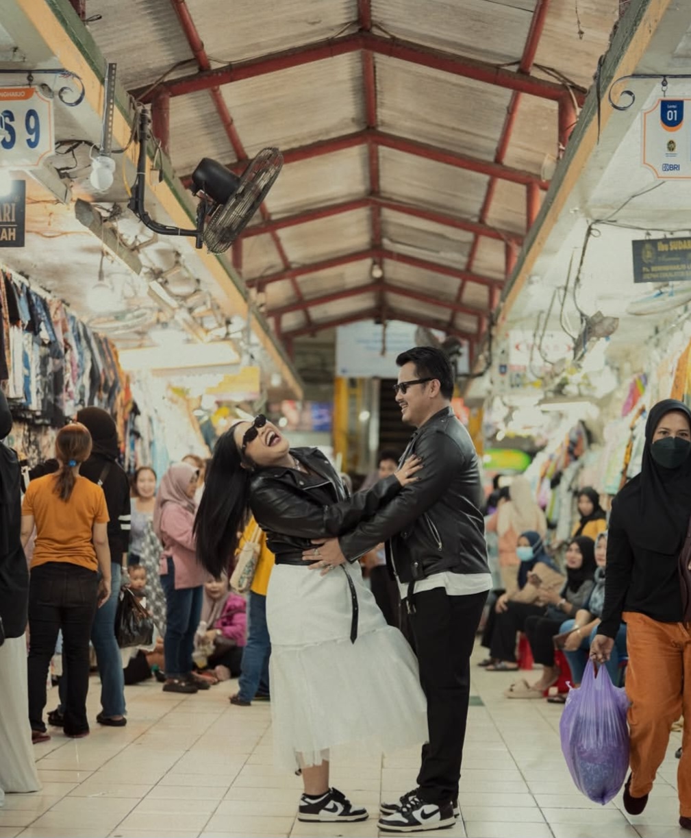 Boiyen dan Rully pemotretan di Pasar Beringharjo. Foto: Dok. Instagram @rezaprabowophoto