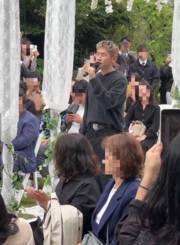 Crush menyanyi di pernikahan adik Joy Red Velvet. Foto: Dok. Theqoo