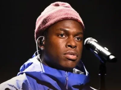Daniel Caesar, penyanyi lagu 'Who Knows'. Foto: Dok. NBC