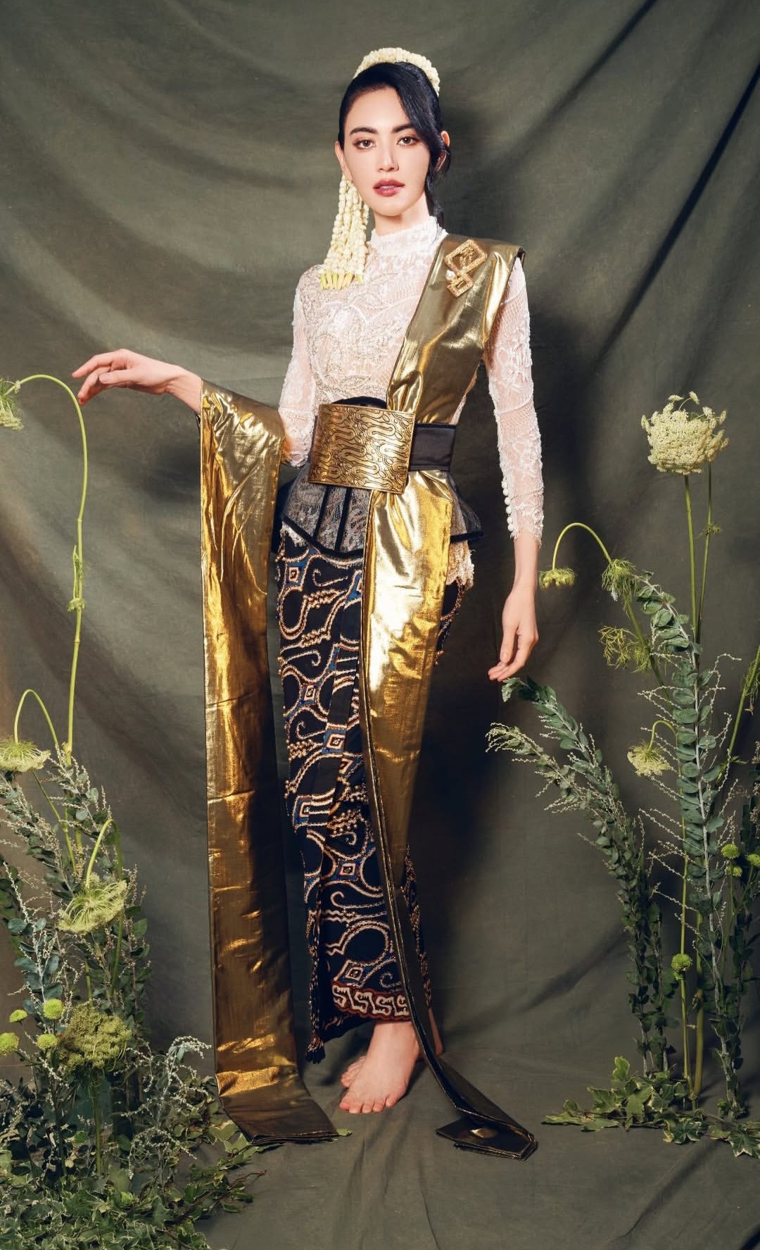 Davika mengenakan busana tradisional Indonesia. Foto: Dok. Instagram @byansoe