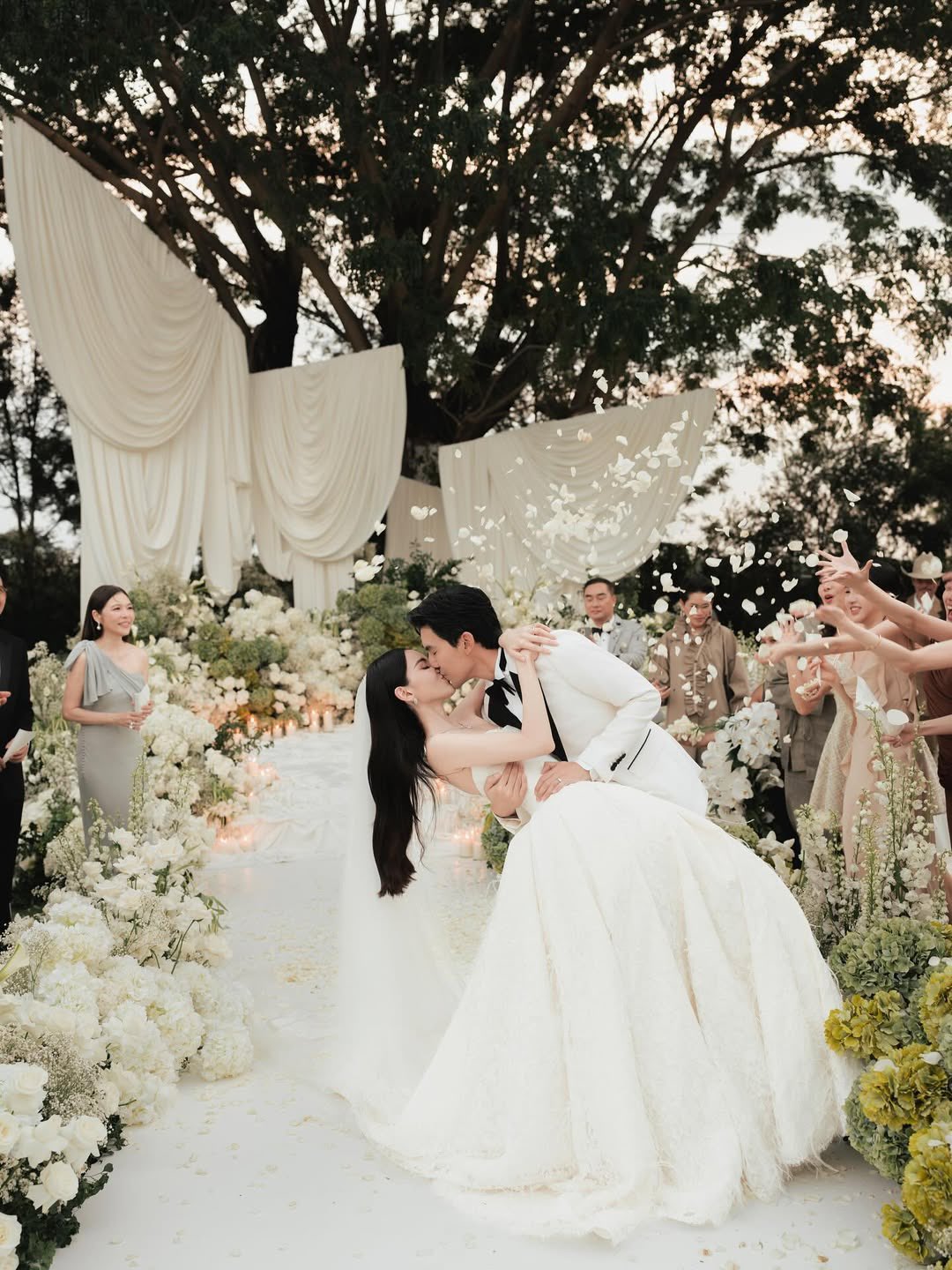 Pernikahan yang digelar dengan tema serba putih. Foto: Dok. Instagram @davikah