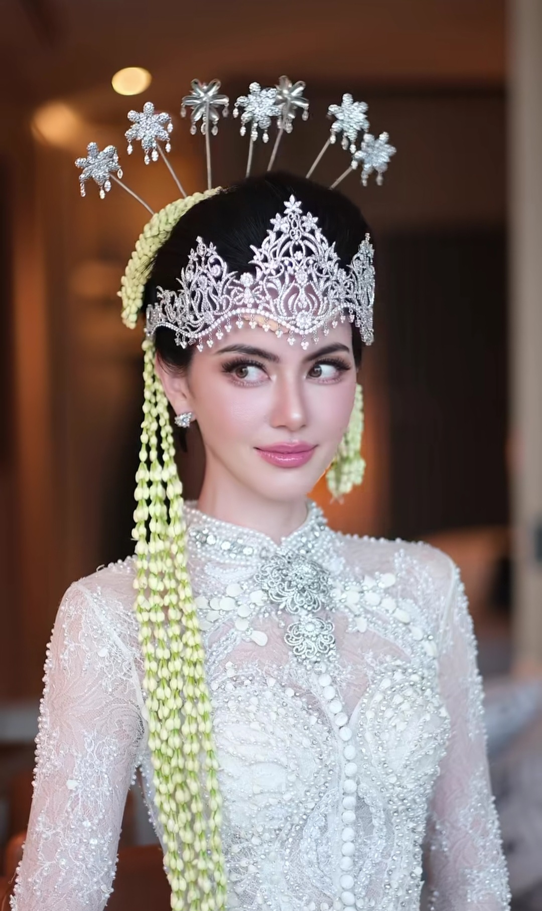 Aktris Davika berdandan ala pengantin Sunda. Foto: Dok. Instagram @davikah