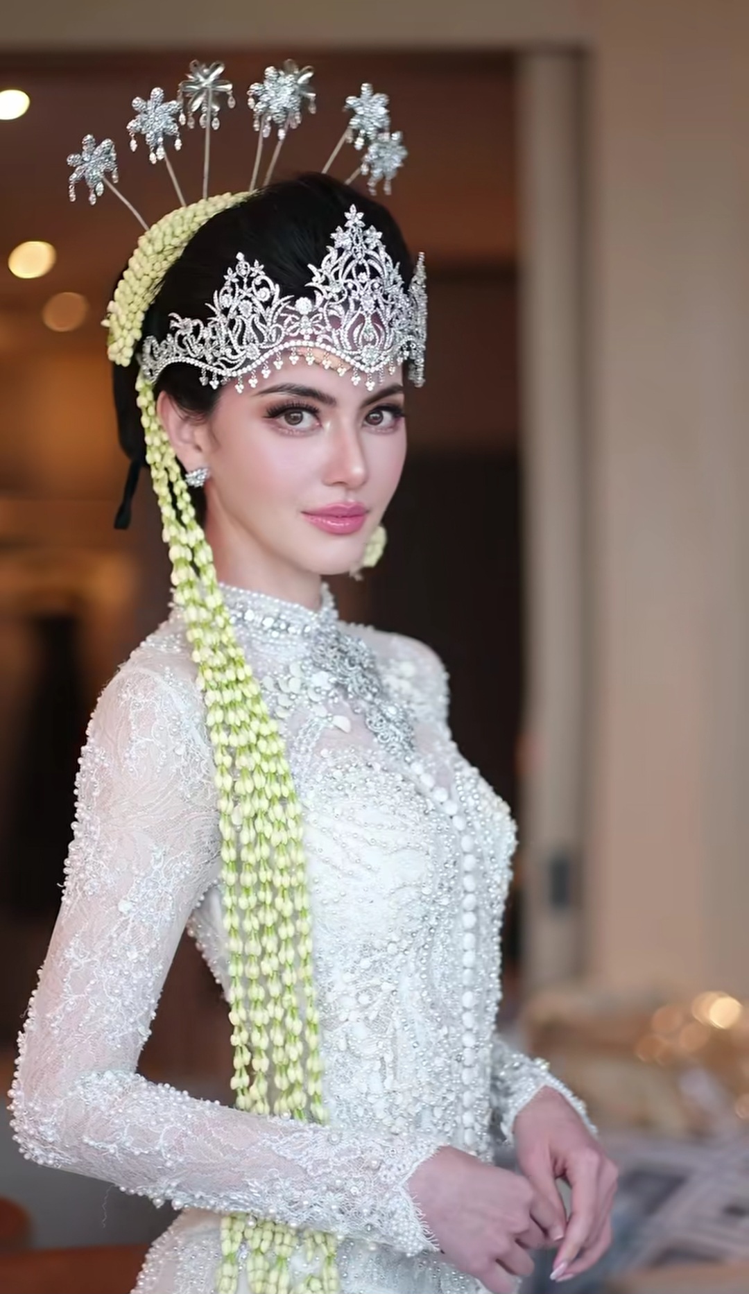 Davika dalam balutan kebaya putih dari An Soe. Foto: Dok. Instagram @davikah