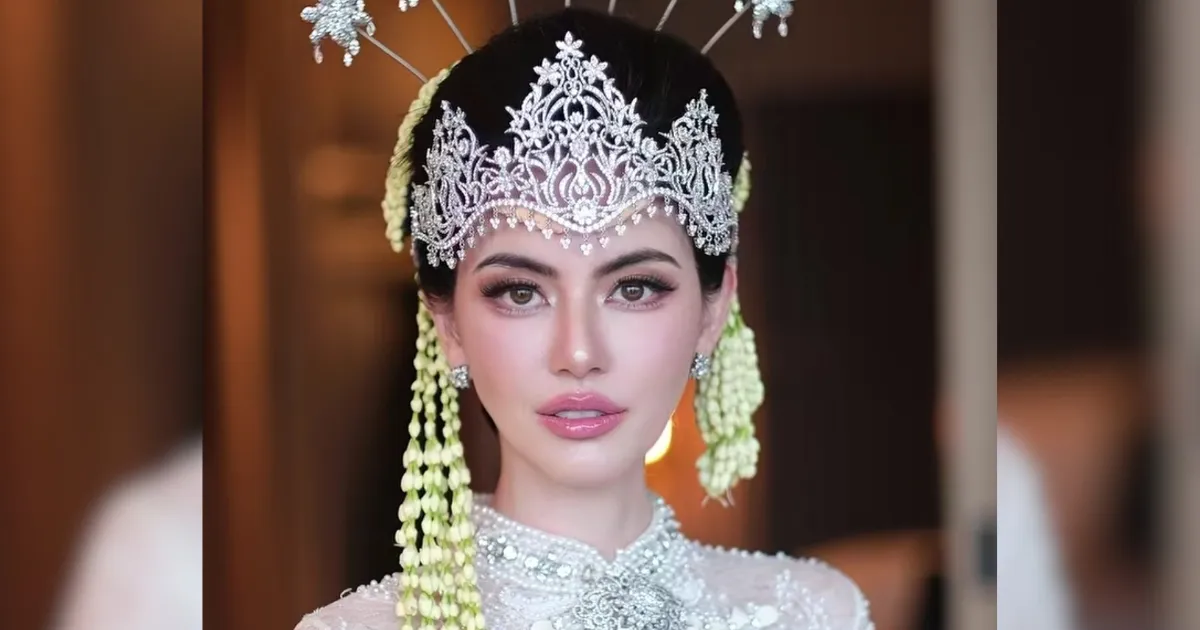 Potret Cantik Aktris Thailand Davika Hoorne Jadi Pengantin Sunda