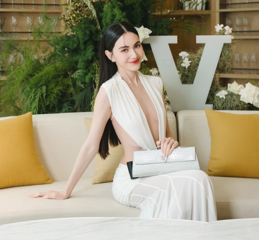 Gaya Davika yang glamour dan sensual. Foto: Dok. Instagram @vone.world