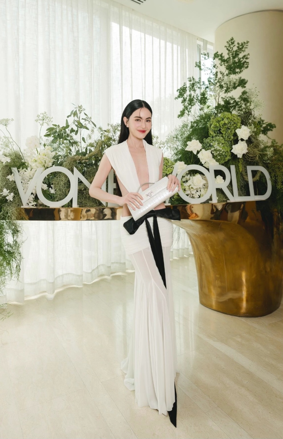 Dress Davika yang bikin salfok. Foto: Dok. Instagram @vone.world