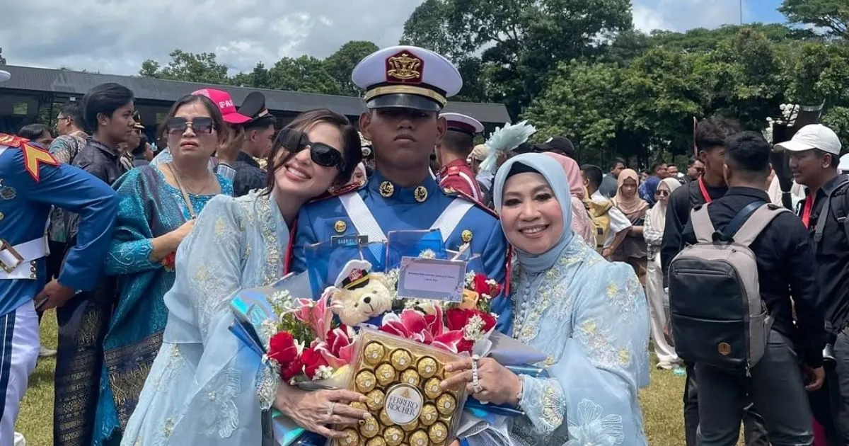 Dewi Perssik Menangis Haru, Lepas Anak Jadi Taruna Akmil
