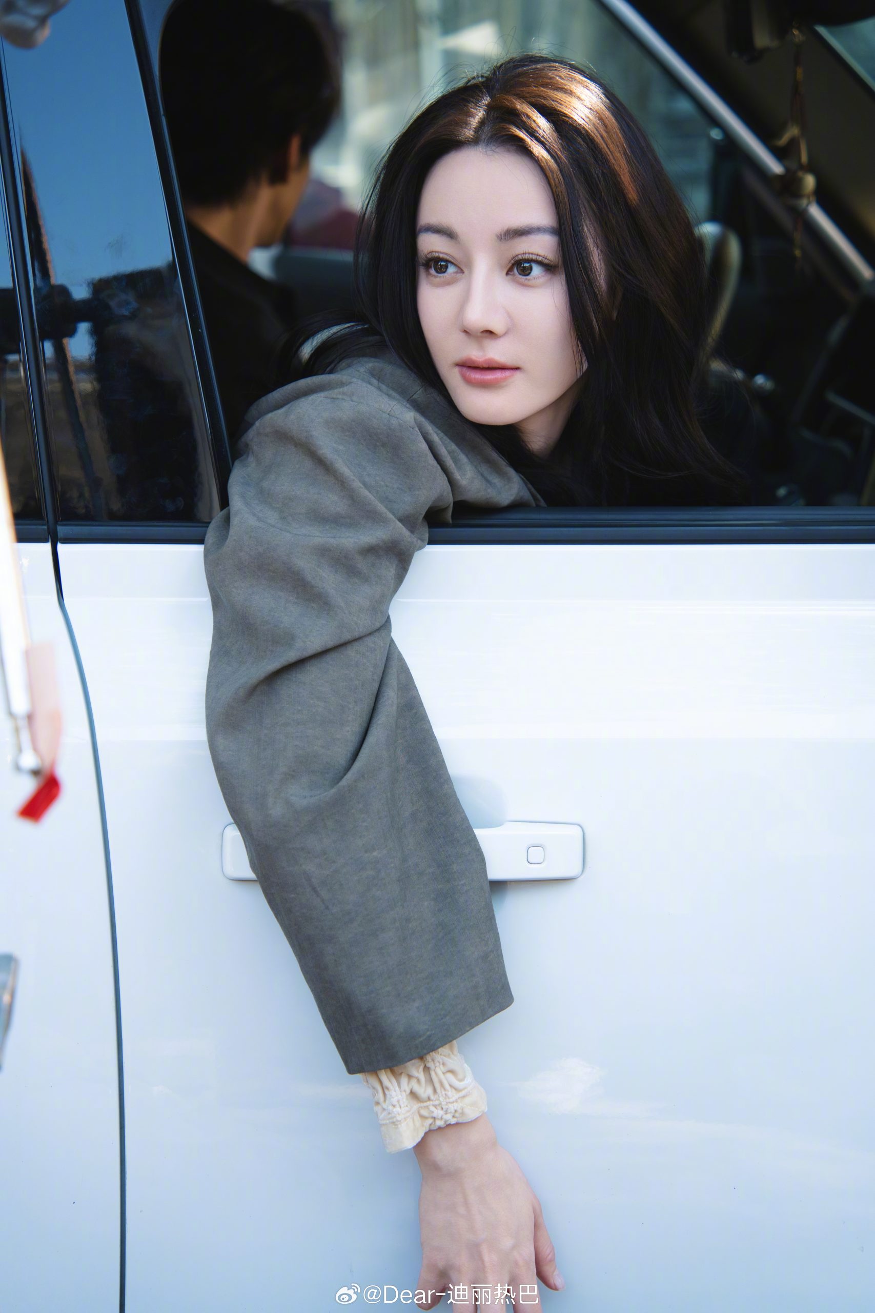 Paras cantik Dilraba yang memiliki mata besar dan hidung mancung. Foto: Dok. Weibo