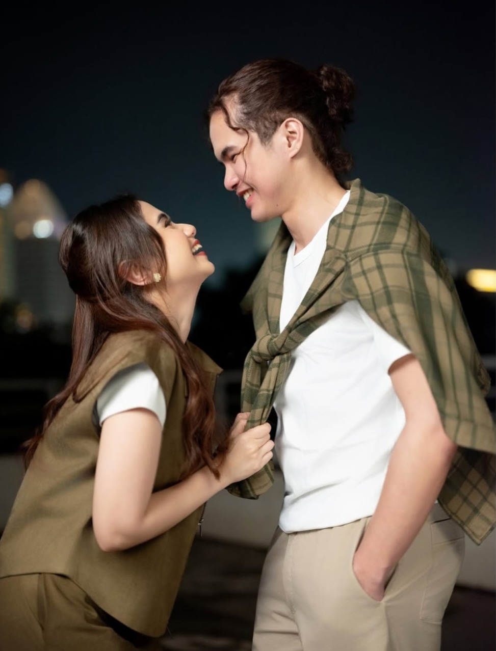 Pose romantis ala prewedding. Foto: Dok. Instagram @rollmoments