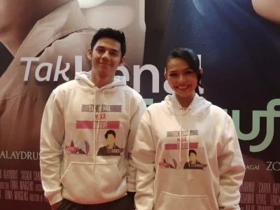 Fadi Alaydrus dan Saskia Chadwick membintangi film 'Tak Kenal Maka Taaruf'. (Foto: Bayu/Nyata)