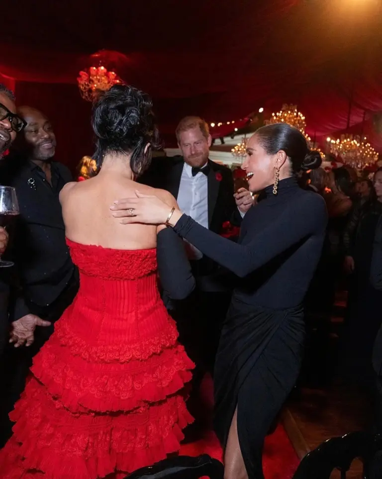 Harry dan Meghan di pesta ulang tahun Kris Jenner (dress merah). Foto: Dok. Instagram @kimkardashian