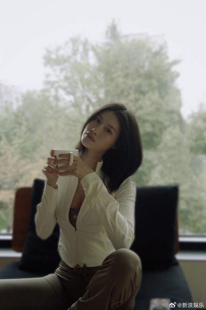 Potret cantik ibu dari anak William Chan. Foto: Dok. Weibo