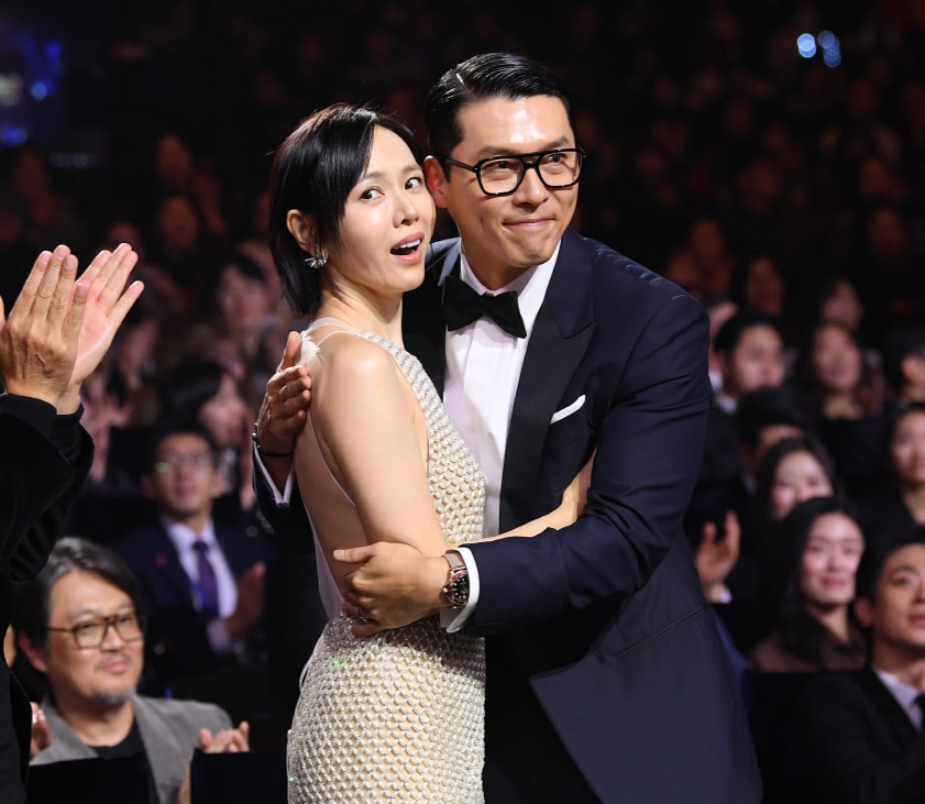 Hyun Bin dan Son Ye Jin saling memeluk satu sama lain saat menang. Foto: Dok. Sports Chosun