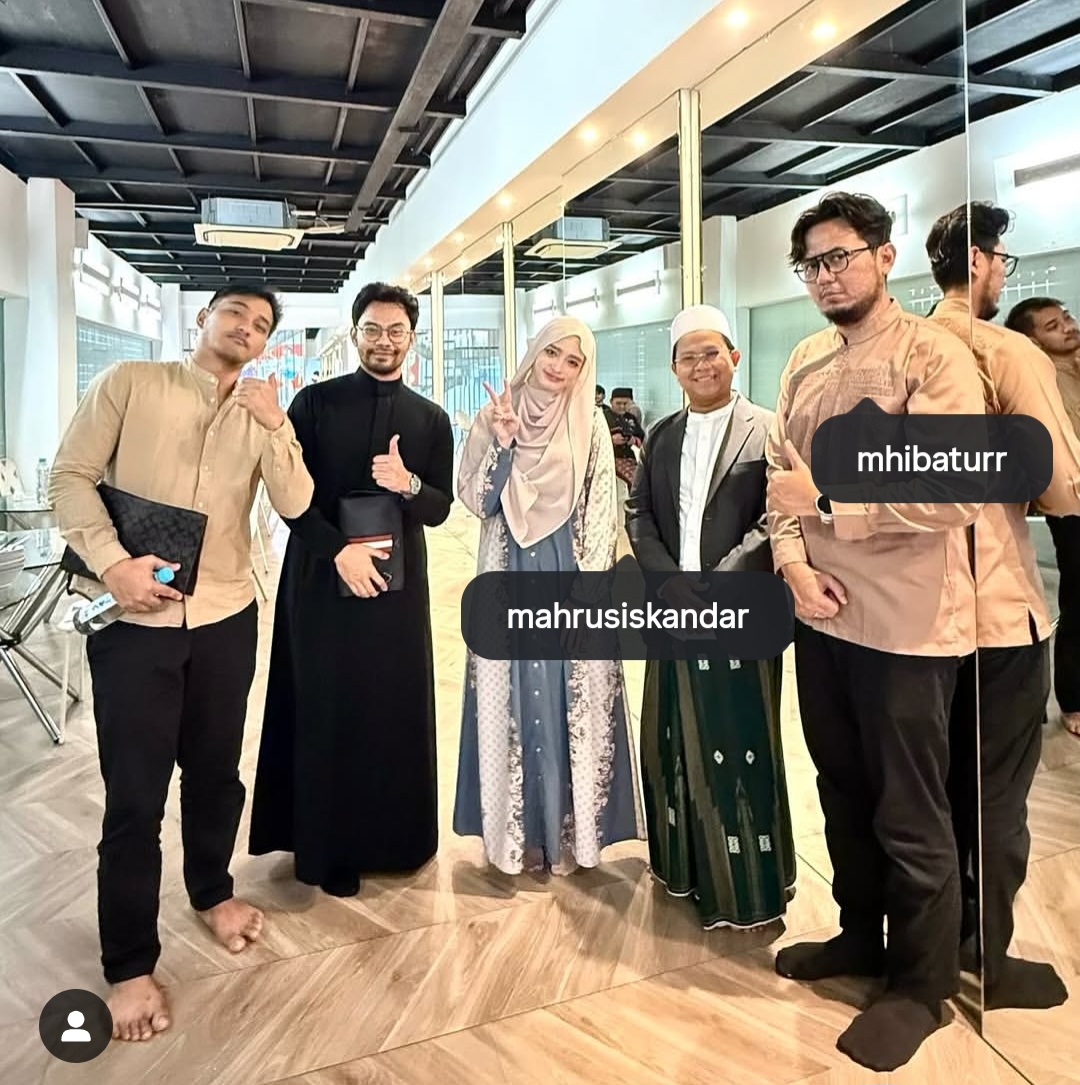 Inara (tengah) diapit oleh Insan (jubah hitam) dan Gus Mahrus (berkopiah). Foto: Dok. Instagram @mommy_starla