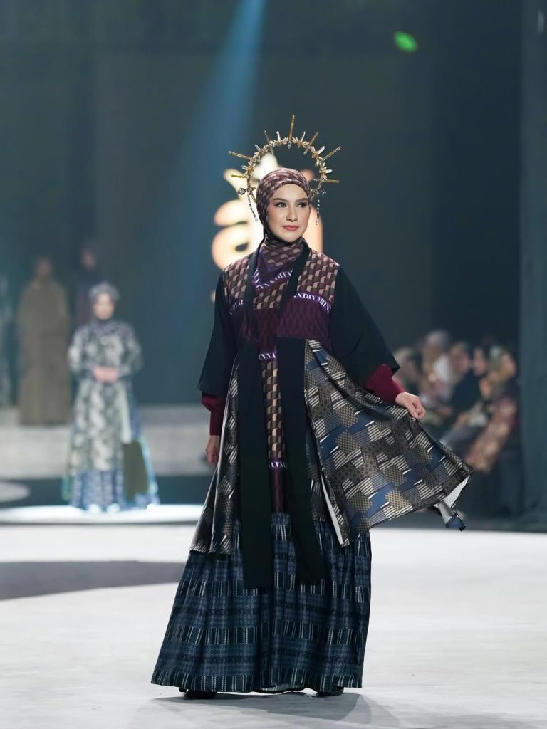 Irish Bella saat tampil di Surabaya Fashion Parade 2025. (Foto: Dok. Pri)