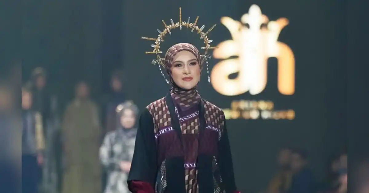 Potret Anggun Irish Bella Kenakan Busana Muslim Karya Desainer Madura