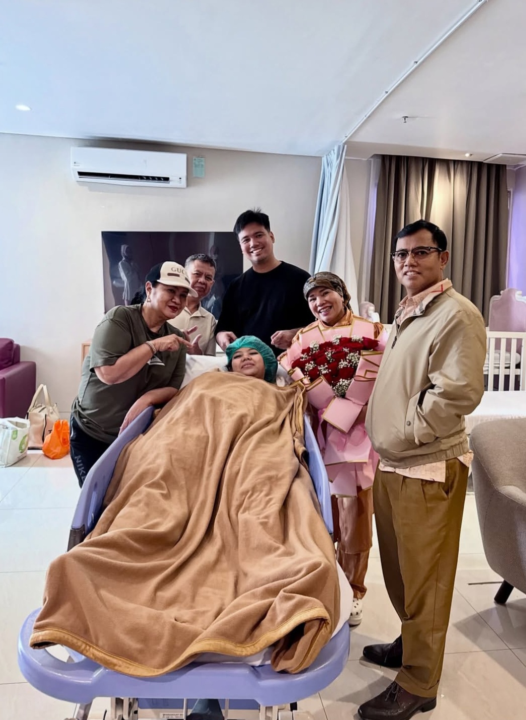 Haji Faisal dan Dewi turut mendampingi menantu menjelang melahirkan. Foto: Dok. Instagram @fransfaisal_