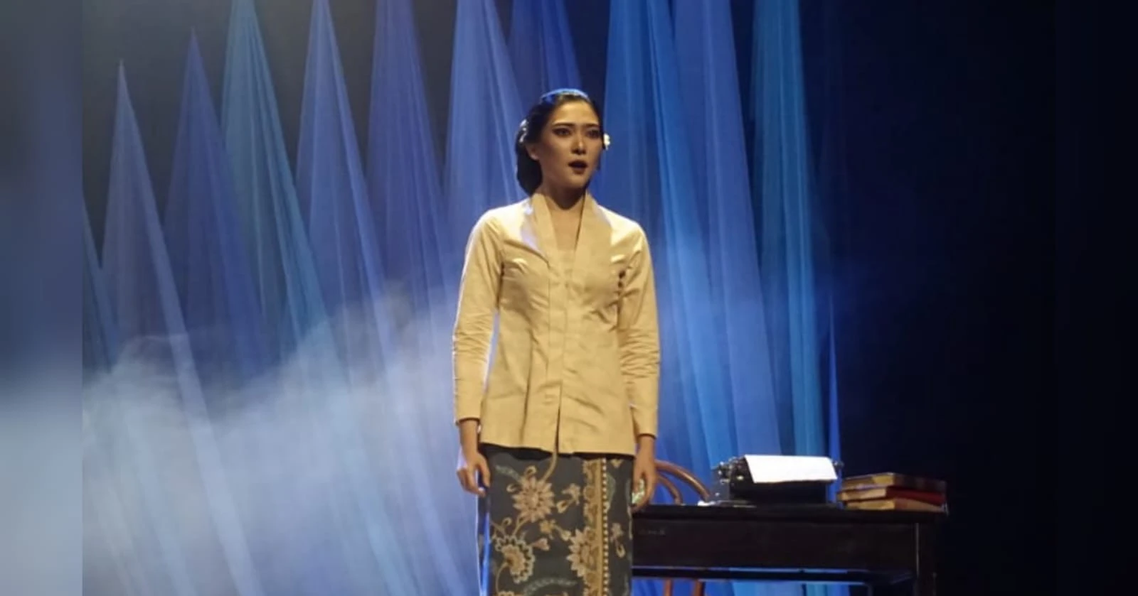 Cara Unik Isyana Sarasvati Dalami Peran S.K. Trimurti di Panggung Teater