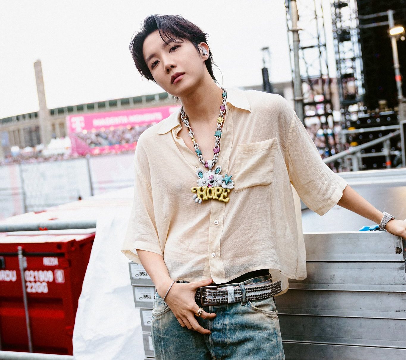 J-Hope BTS menyukai parfum woody. Foto: Dok. X @bts_bighit