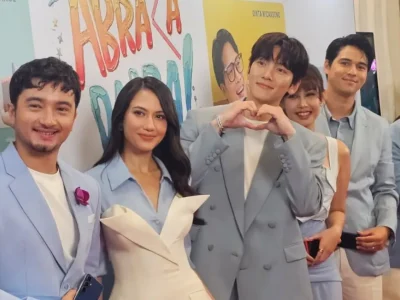 Ji Chang Wook (tengah, pose love) bersama selebriti Indonesia. Foto: Dok. Agnes/Nyata