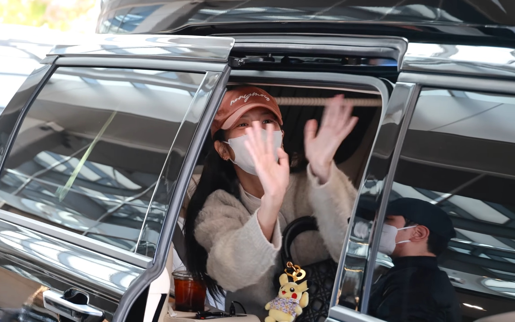 Jisoo memakai gantungan Pikachu berpakaian batik di tasnya. Foto: Dok. YouTube Dispatch