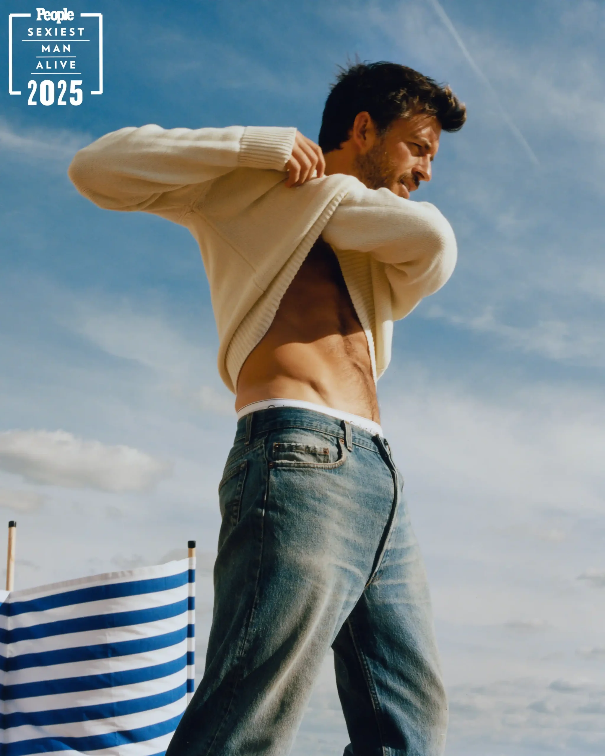 Jonathan menggantikan John Krasinski sebagai Pria Tertampan di Dunia. Foto: Dok. People