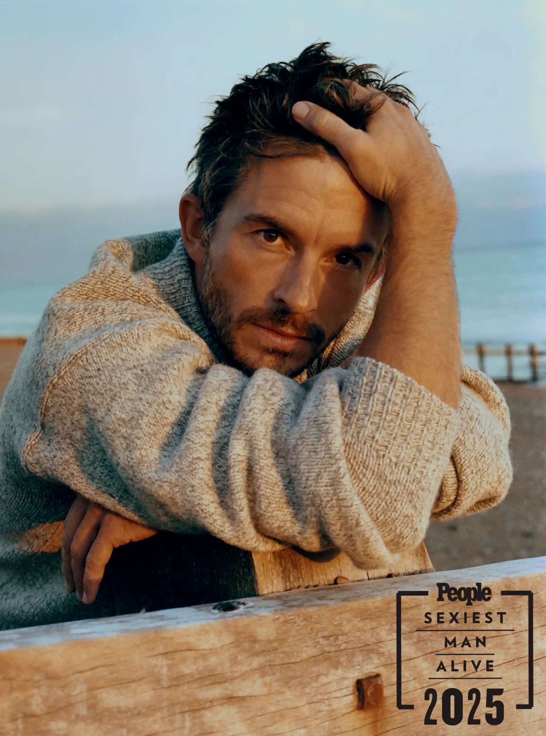 Jonathan Bailey dinobatkan sebagai Pria Terseksi di Dunia 2025. Foto: Dok. People