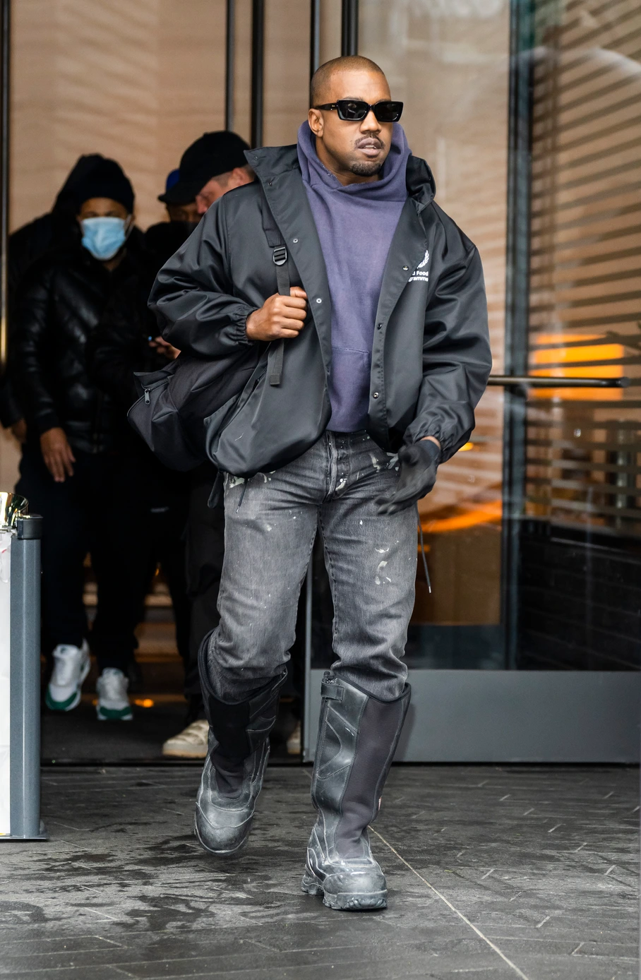 Gaya terkini Kanye yang kembali ke streetwear. Foto: Dok. Complex