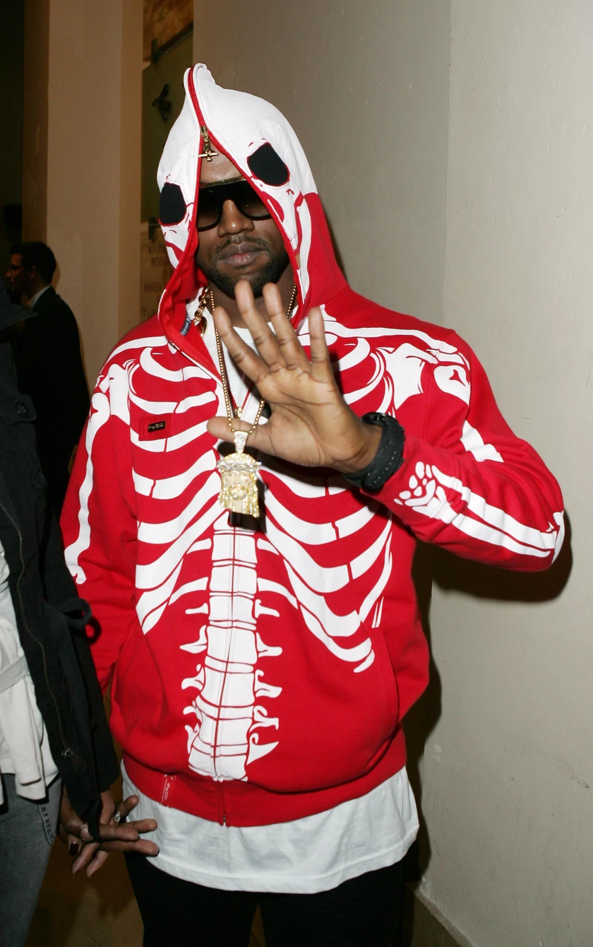 Hoodie yang viral karena dikenakan di Paris Fashion Week 2006. Foto: Dok. Complex